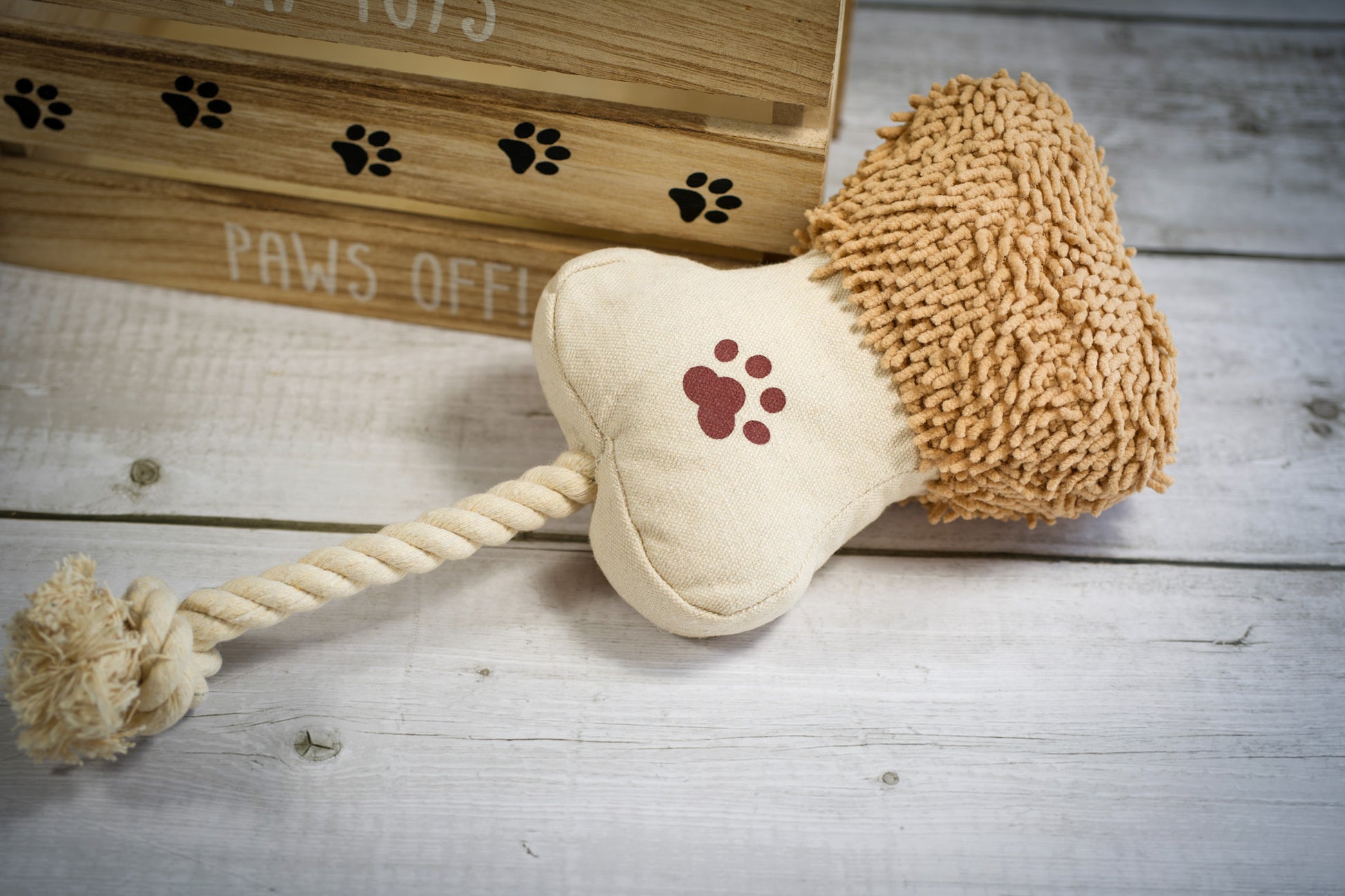 Brown bone-shaped dog rope and soft toy with 2 different textures. | Peluche pour chien en forme d'os marron avec 2 textures différentes.