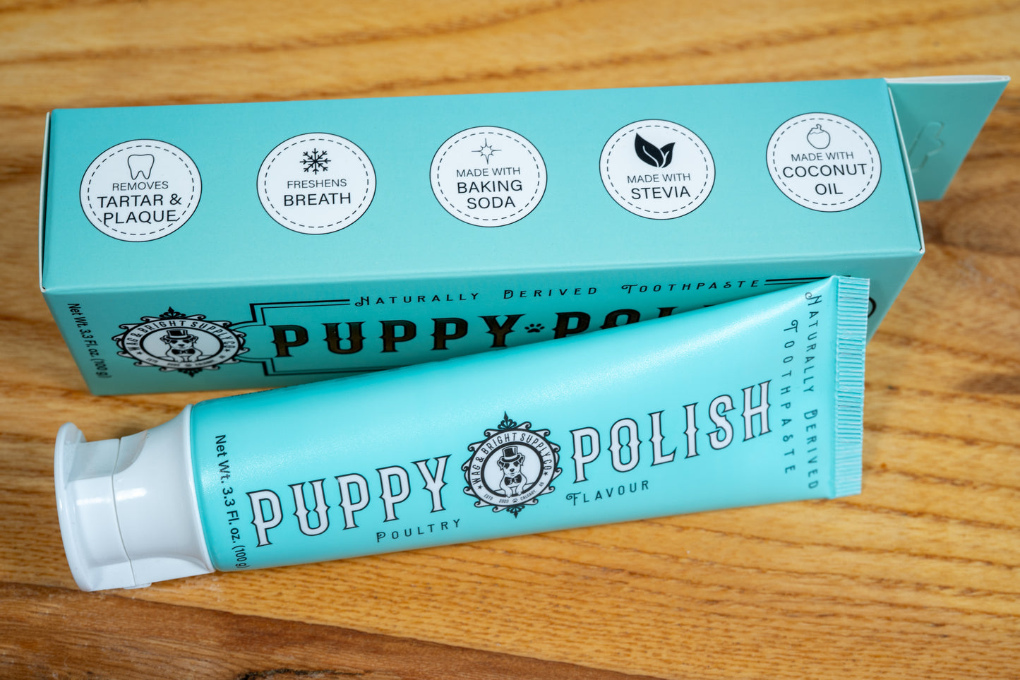 Le dentifrice pour chien Puppy Polish élimine le tartre et la plaque dentaire et rafraîchit l'haleine. Il est composé de bicarbonate de soude, de stevia et d'huile de noix de coco.