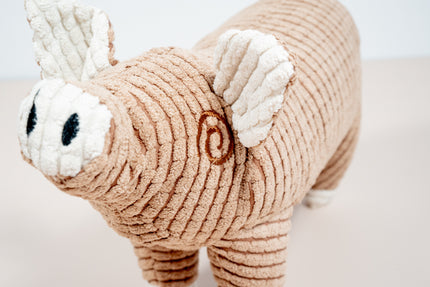 Vue rapprochée du jouet pour chien en peluche cochon marron.