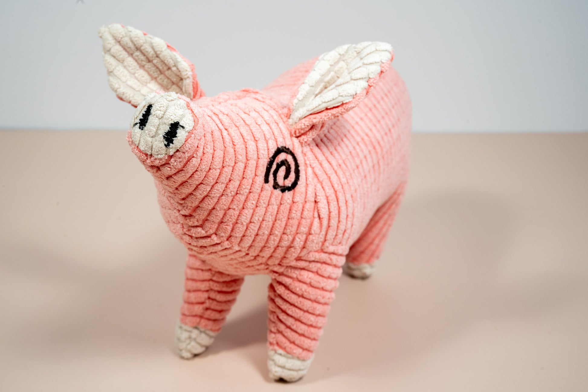 Pink pig shaped dog toy. | Jouet pour chien en forme de cochon rose.