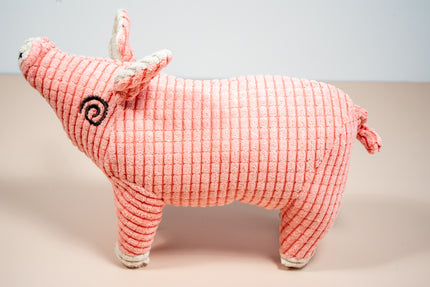 Jouet pour chien en peluche en forme de cochon rose vue latérale.