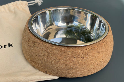 Gamelle pour chien en liège avec intérieur en métal sur fond gris.