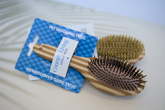 Dual sided bamdoo dog brush pet grooming tool.|Brosse pour chien double face en bambou, outil de toilettage pour animaux de compagnie.