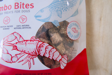 Gros plan sur un sachet de friandises pour chiens au cabillaud islandais et au homard.