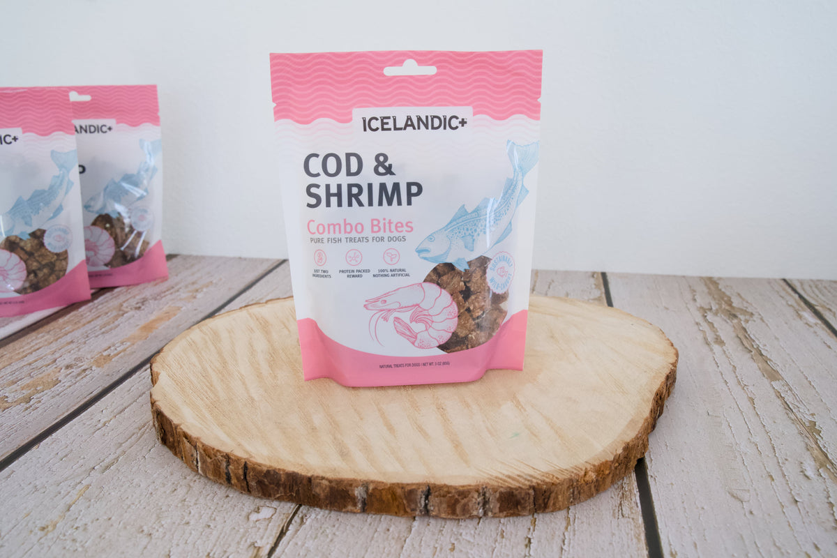Trois paquets de friandises au poisson séché cabillaud et crevettes Icelandic pour chiens.