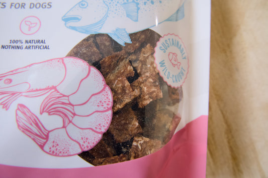 A close-up the dog treats Icelandic Cod and Shrimp.|Un gros plan sur les friandises pour chiens au cabillaud d'Islande et saumon.
