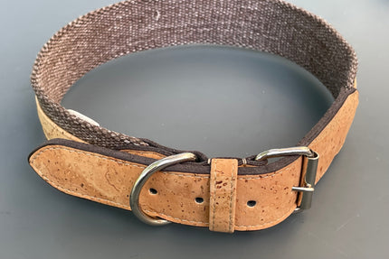 Collier pour chien avec sangle en liège et boucle en métal sur fond gris.
