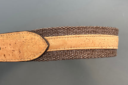 Collier pour chien avec sangle en liège sur fond gris.