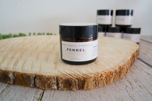 Furry Garden Co. handmade Fennel & Peanut Butter Dog Dental Powder for at-home dog toothbrushing.|Poudre dentaire pour chiens, faite à la main par Furry Garden Co. et composée de fenouil et de beurre de cacahuète, destinée au brossage des dents des chiens à domicile.
