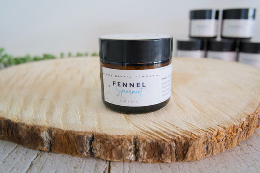 Furry Garden Co. handmade Fennel & Spearmint Dog Dental Powder for at-home dog toothbrushing.|Poudre dentaire pour chiens fenouil et menthe verte de Furry Garden Co., fabriquée à la main conçu pour le brossage des dents des chiens à la maison.