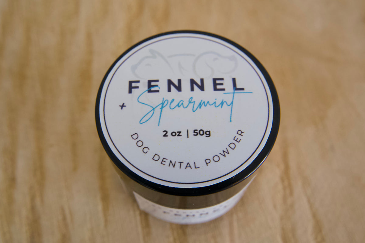 Poudre dentaire pour chiens au fenouil et à la menthe verte de Furry Garden Co., conçue pour être mélangée à de l'eau afin de former une pâte à dents des chiens.