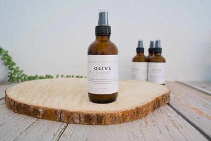 Spray désodorisant pour chien Olive + Lavande de Furry Garden Co., fabriqué à la main et formulé avec de l’huile essentielle de lavande, de l’huile d’olive et de l’huile de coco.
