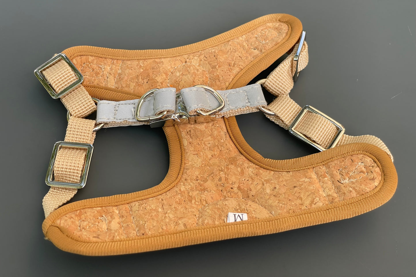 Harnais en liège pour chien beige sur fond gris.