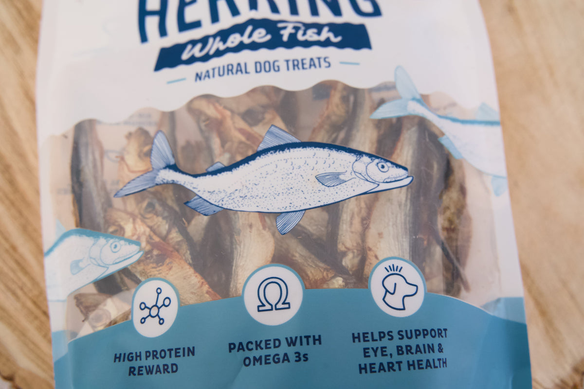 Un gros plan sur un sachet de friandises naturelles pour chiens à base de harengs entiers.