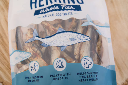 Un gros plan sur un sachet de friandises naturelles pour chiens à base de harengs entiers.
