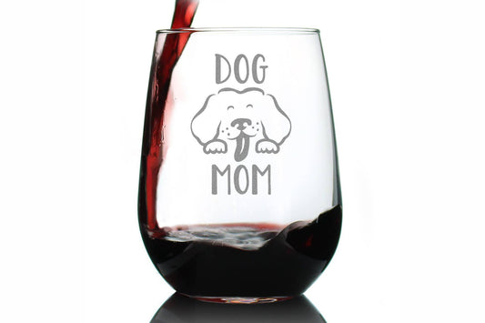 Wine glass with 'Dog Mom' engraving being filled with red wine on a white background.|Un verre à vin gravé de l'inscription « Dog Mom » en train d'être rempli de vin rouge, sur fond blanc.