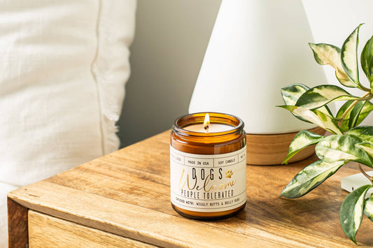 Dog-themed candle in an amber glass jar, the ideal gift for pet parents.|Bougie sur le thème des chiens dans un pot en verre ambré, le cadeau idéal pour les propriétaires d'animaux.