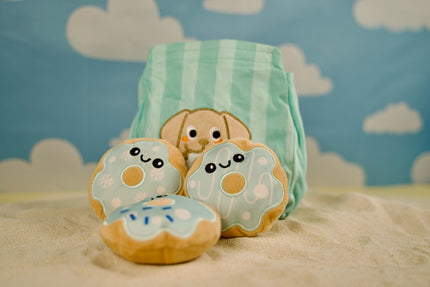 Ce jouet donut 3-en-1 ravit les chiens avec des sons craquants et des couineurs.