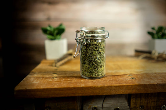 Catnip buds in a glass jar.|Bourgeons d'herbe à chat  dans un pot en verre.