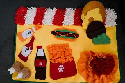 Vue d'ensemble du tapis de fouille fast food pour chien.