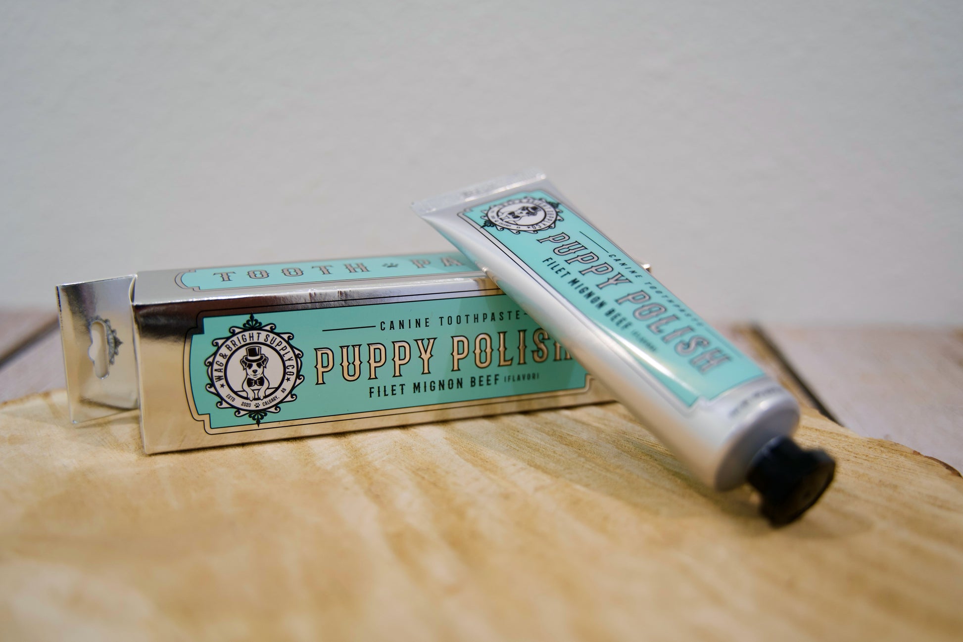 Tube de dentifrice pour chiens saveur filet mignon et son emballage.