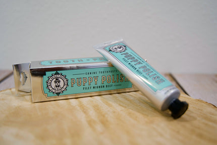 Tube de dentifrice pour chiens saveur filet mignon et son emballage.