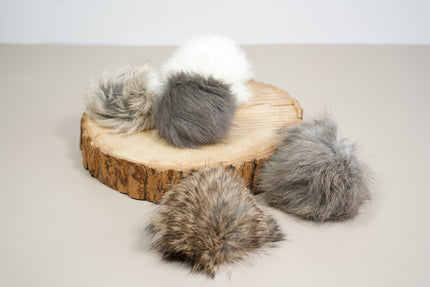 Balles pour chat en fourrure de lapin faits à la main, remplis de laine naturelle.