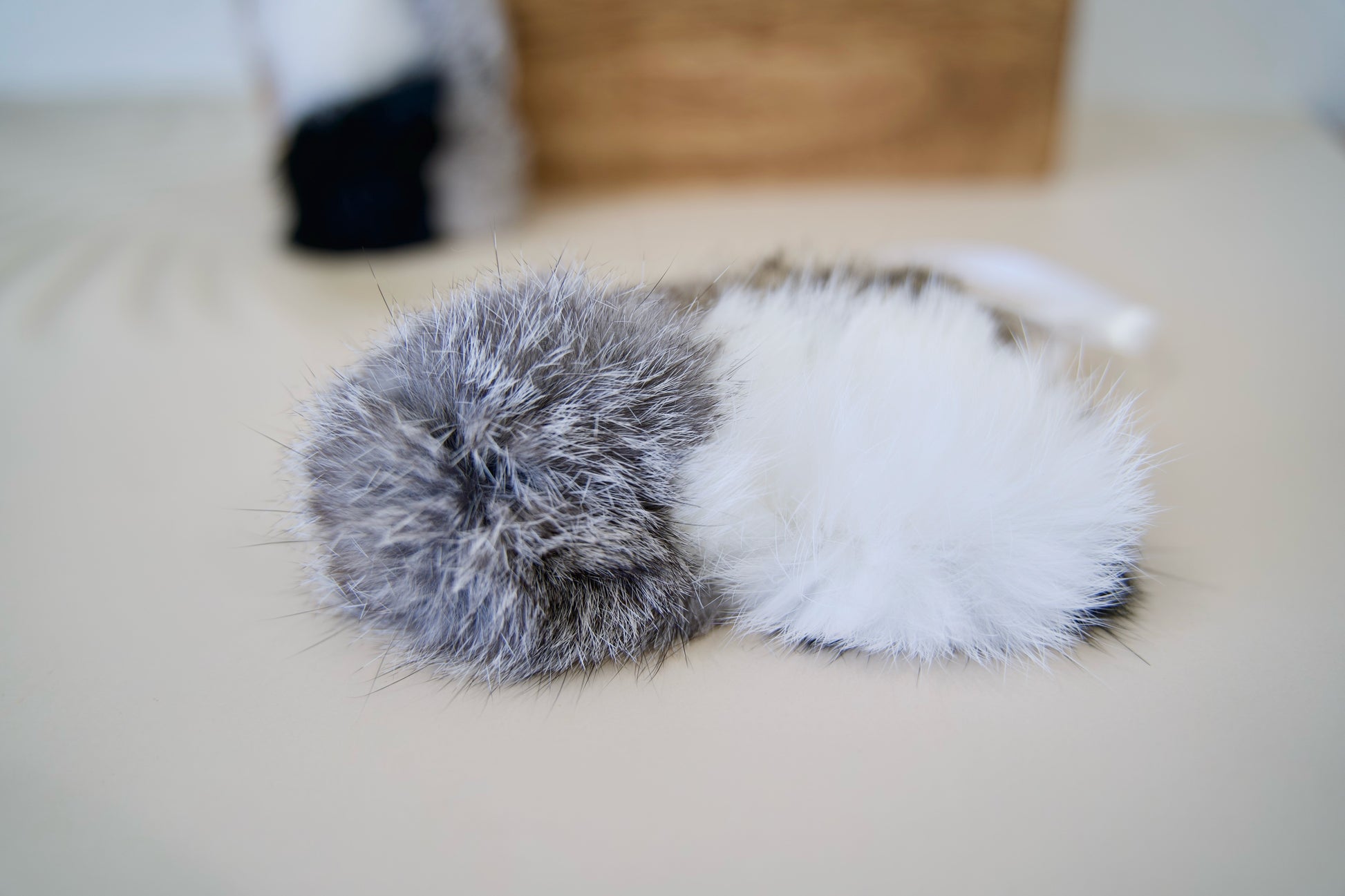 Jouet pour chat Kicker fabriqué à partir de retailles de poils de lapin de différentes couleurs.