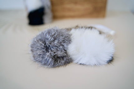 Jouet pour chat Kicker fabriqué à partir de retailles de poils de lapin de différentes couleurs.