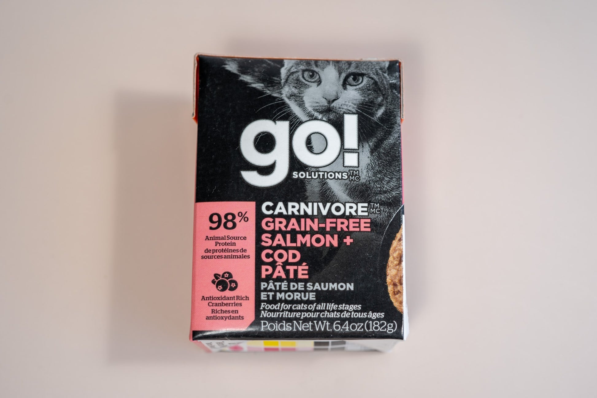 Food for cats with 98% animal source protein and antioxidant rich cranberries. | Nourriture pour chats avec 98% de protéines de sources animales et riche en antioxydants.