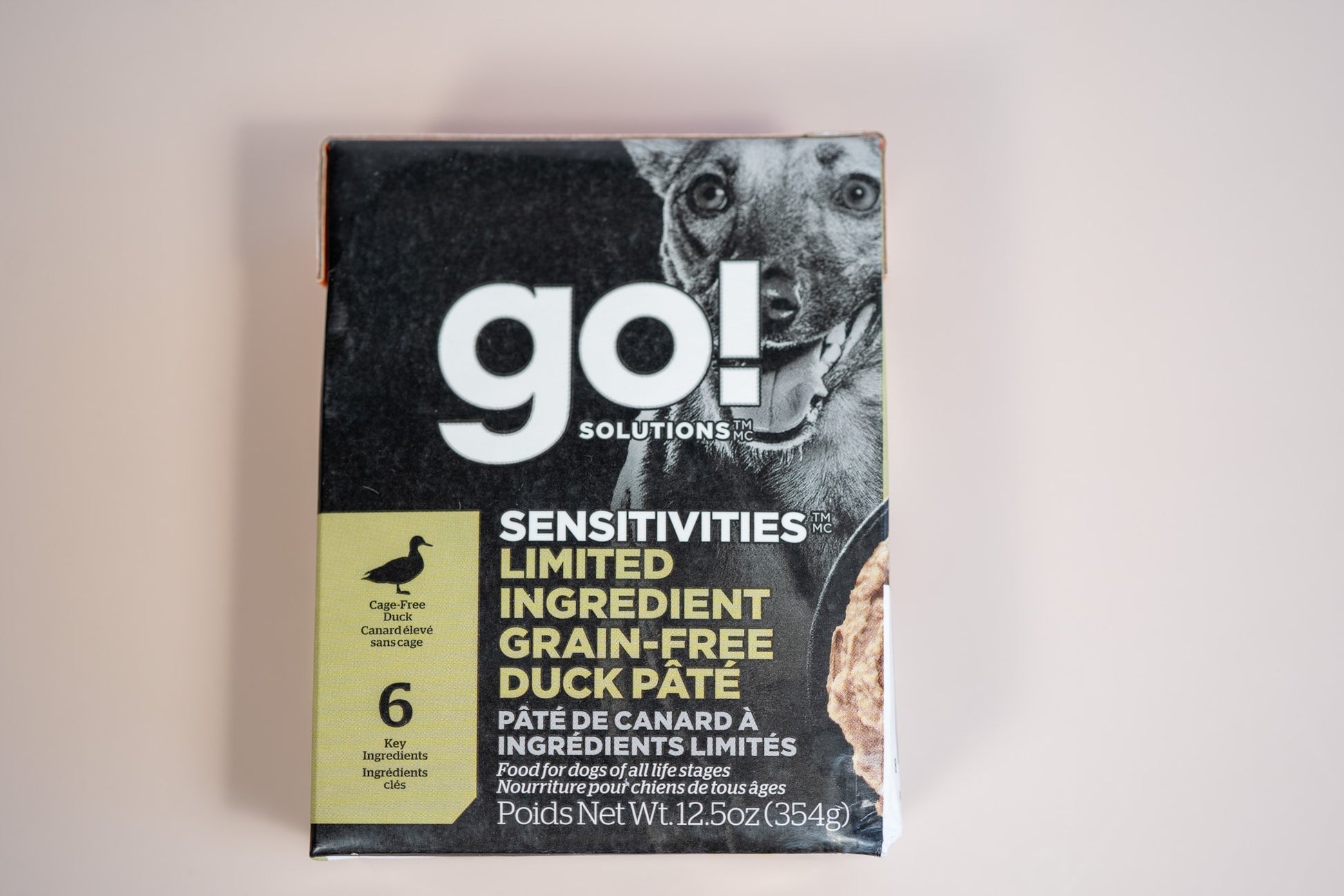 Duck pâté food for dogs of all life stages with cage-free duck and key ingredients. | Nourriture pour chiens de tous âges au canard élevé en liberté et ingrédients clés.