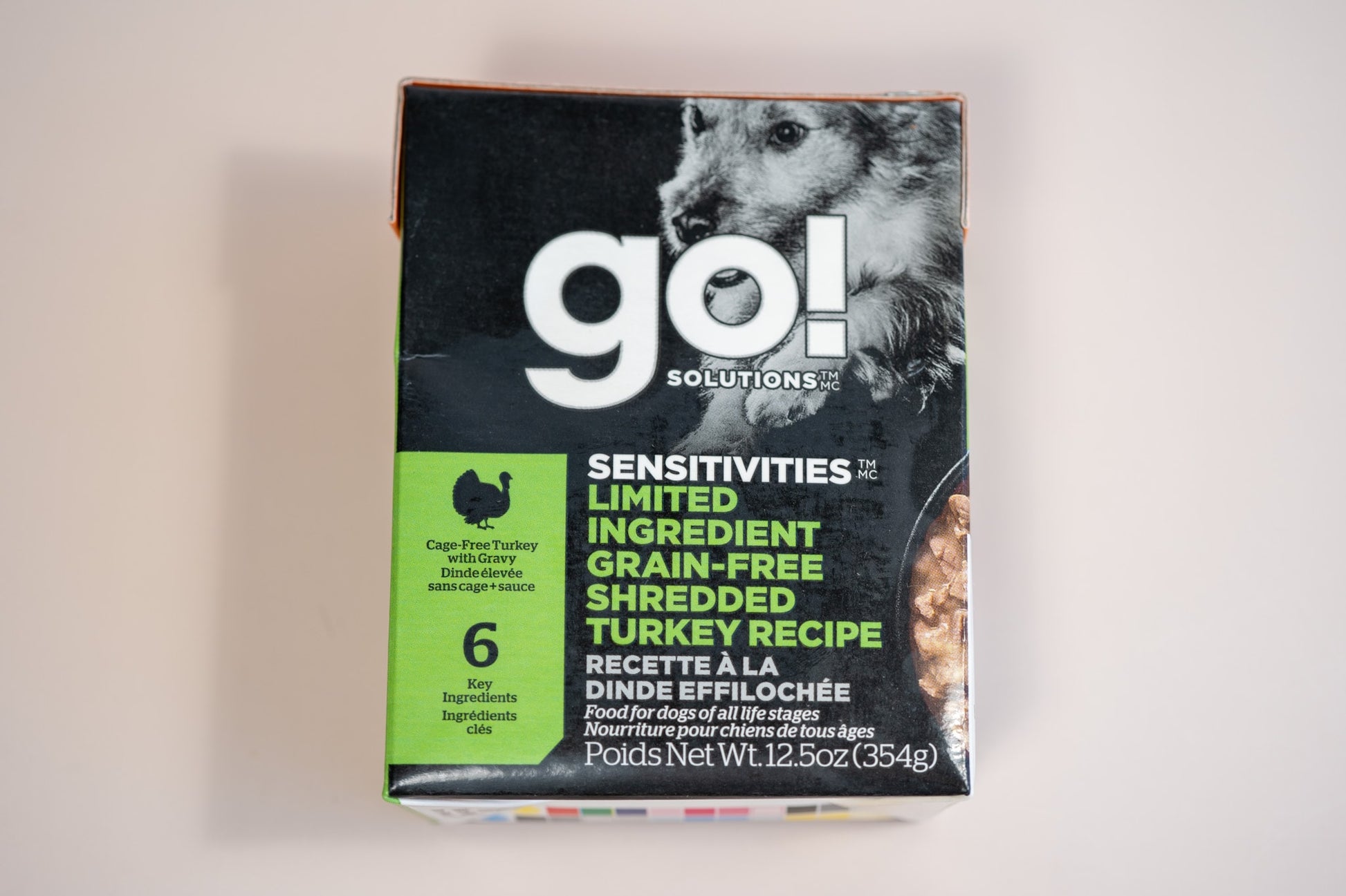 Food for dogs of all life stages with cage-free turkey with gravy and key ingredients. | Nourriture pour chiens de tous âges à la dinde élevée en liberté, sauce et ingrédients clés.