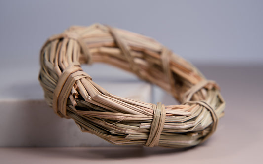 Close-up view of the dried grass chew ring for small pets.|Vue rapproché de l'anneau à mâcher en herbe séchée pour petits rongeurs.