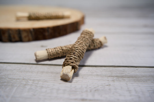 Bâtonnet de bois à mâcher enrobé d'herbe séchée