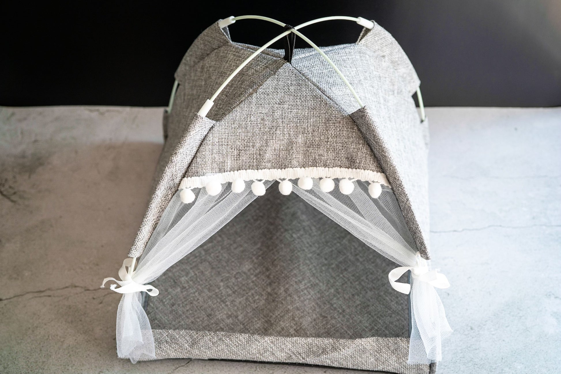 Grey tent for small, medium and large pets. | Tente grise pour animaux de petite, moyenne et grande taille.