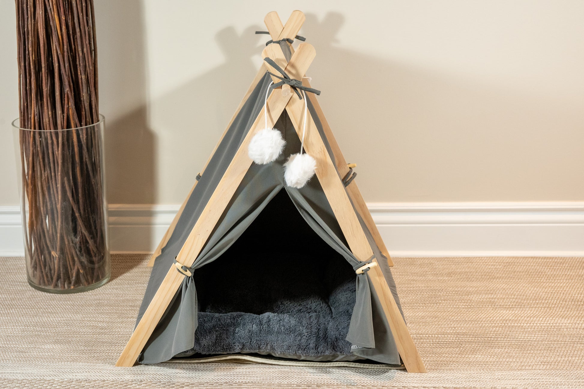 Dark grey pet tent for dogs, cats and rabbits with cozy cushion and soft pom poms. | Tente grise foncée pour chiens, chats et lapins avec coussin douillet et pompons doux.