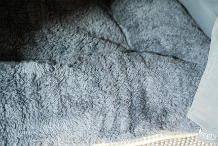 Vue rapprochée du coussin gris de la tente pour animaux super confortable et doux.