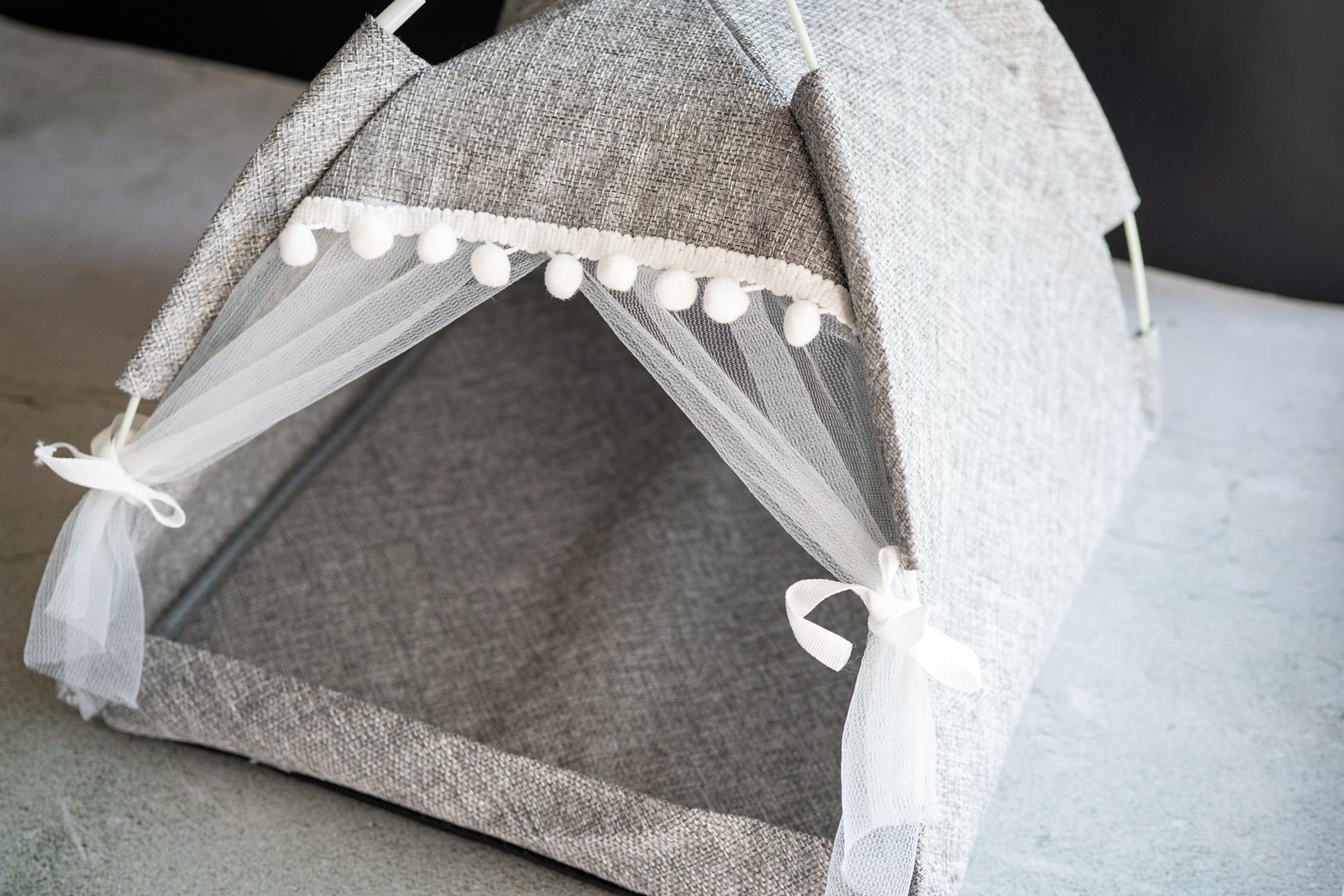 Interior view of the gray pet tent. | Vue intérieure de la tente grise pour animaux.