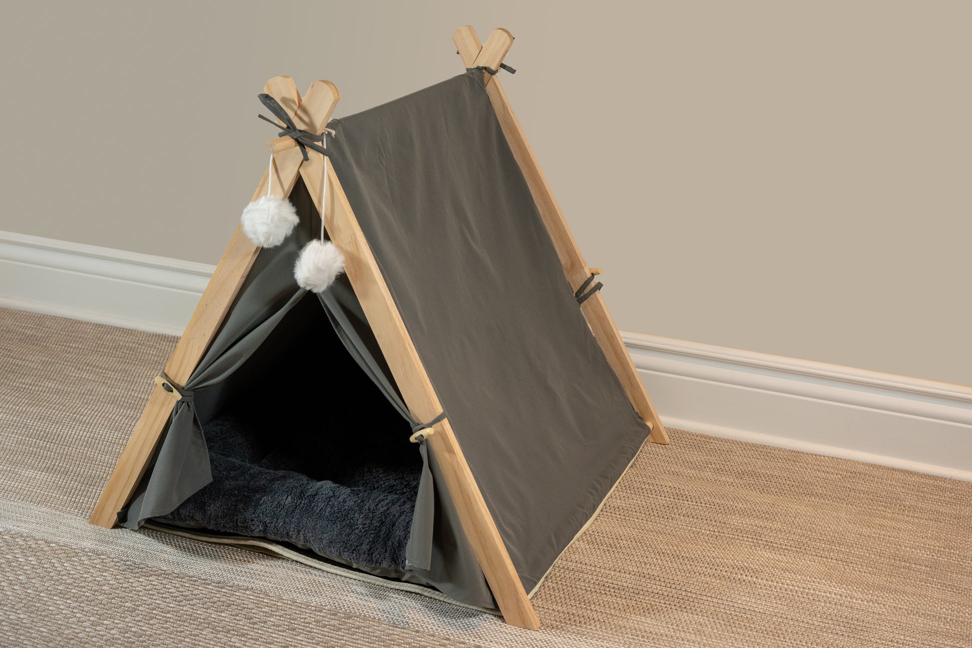 Side view of gray pet tent. | Vue latérale de la tente grise pour animaux.