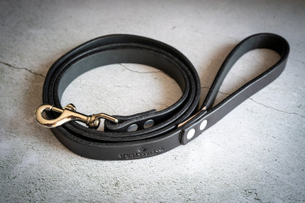 Laisse pour chien en cuir artisanale enroulée autour d'elle-même.