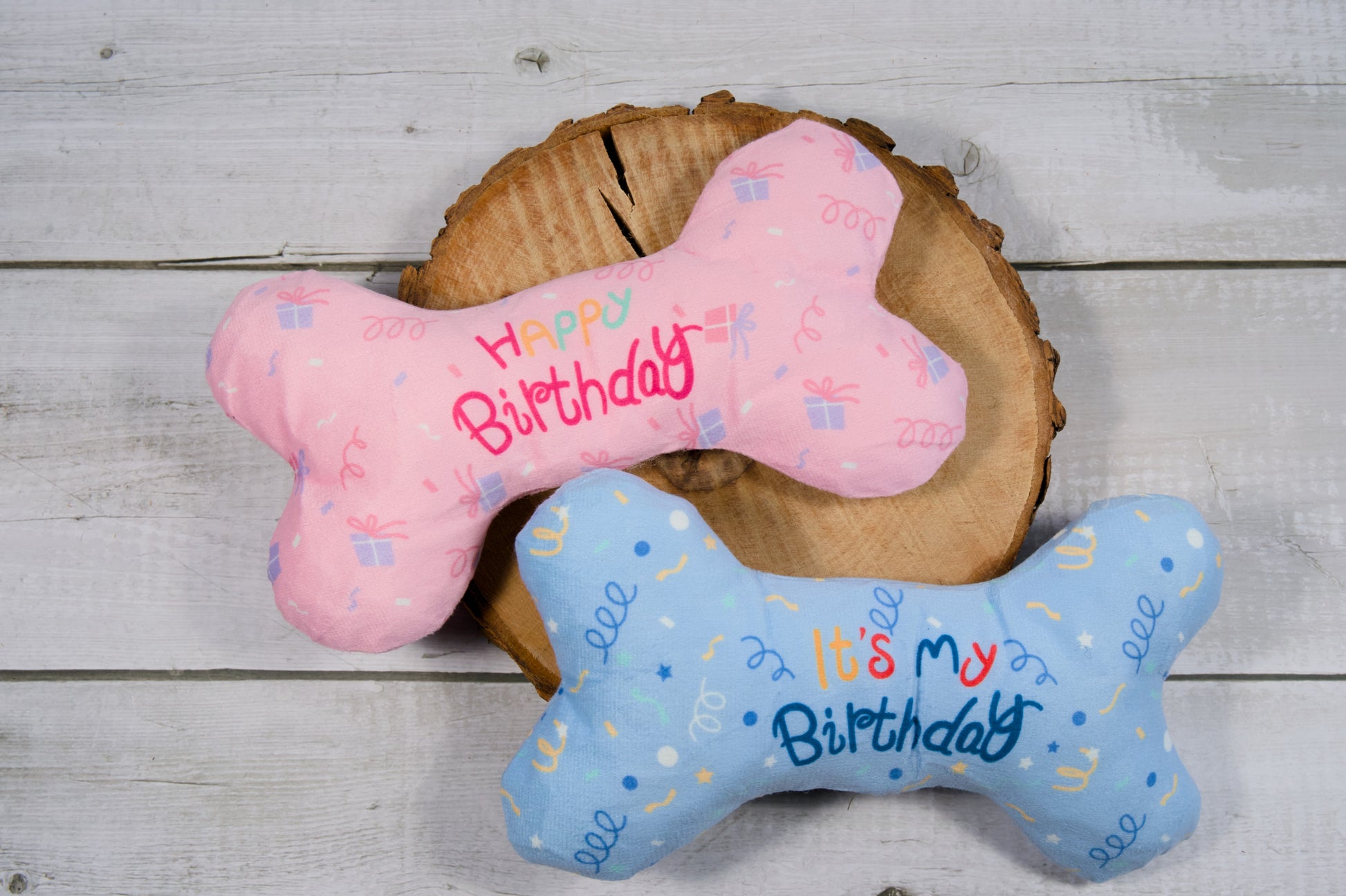 Happy birthday plush bone to celebrate your dog's birthday, available in pink and blue.|Os en peluche happy birthday pour fêter l'anniversaire de votre chien, offert en rose et bleu.