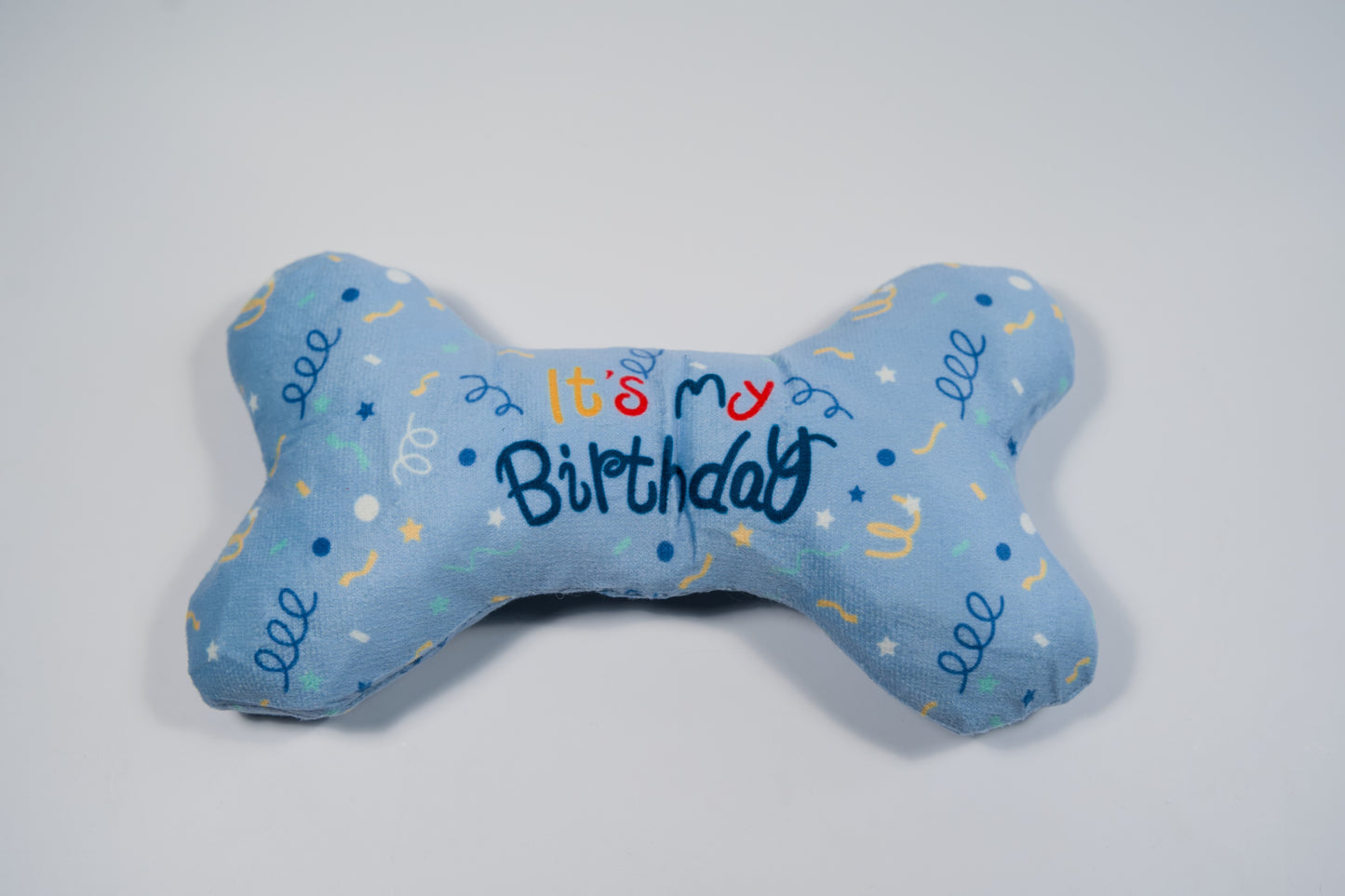 Os en peluche bleu happy birthday pour fêter l'anniversaire de votre chien.