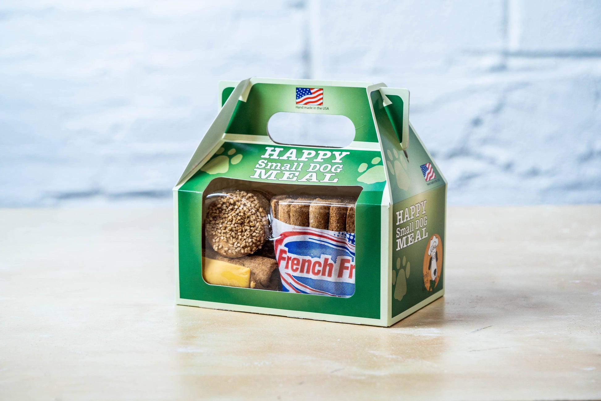 Menu Joyeux Festin pour petit chien avec frites, un burger et des cookies, sur une planche en bois.