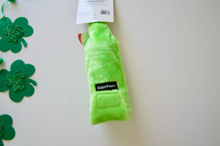 Vue arrière du jouet pour chien vert portant la marque ZippyPaws sur fond blanc.