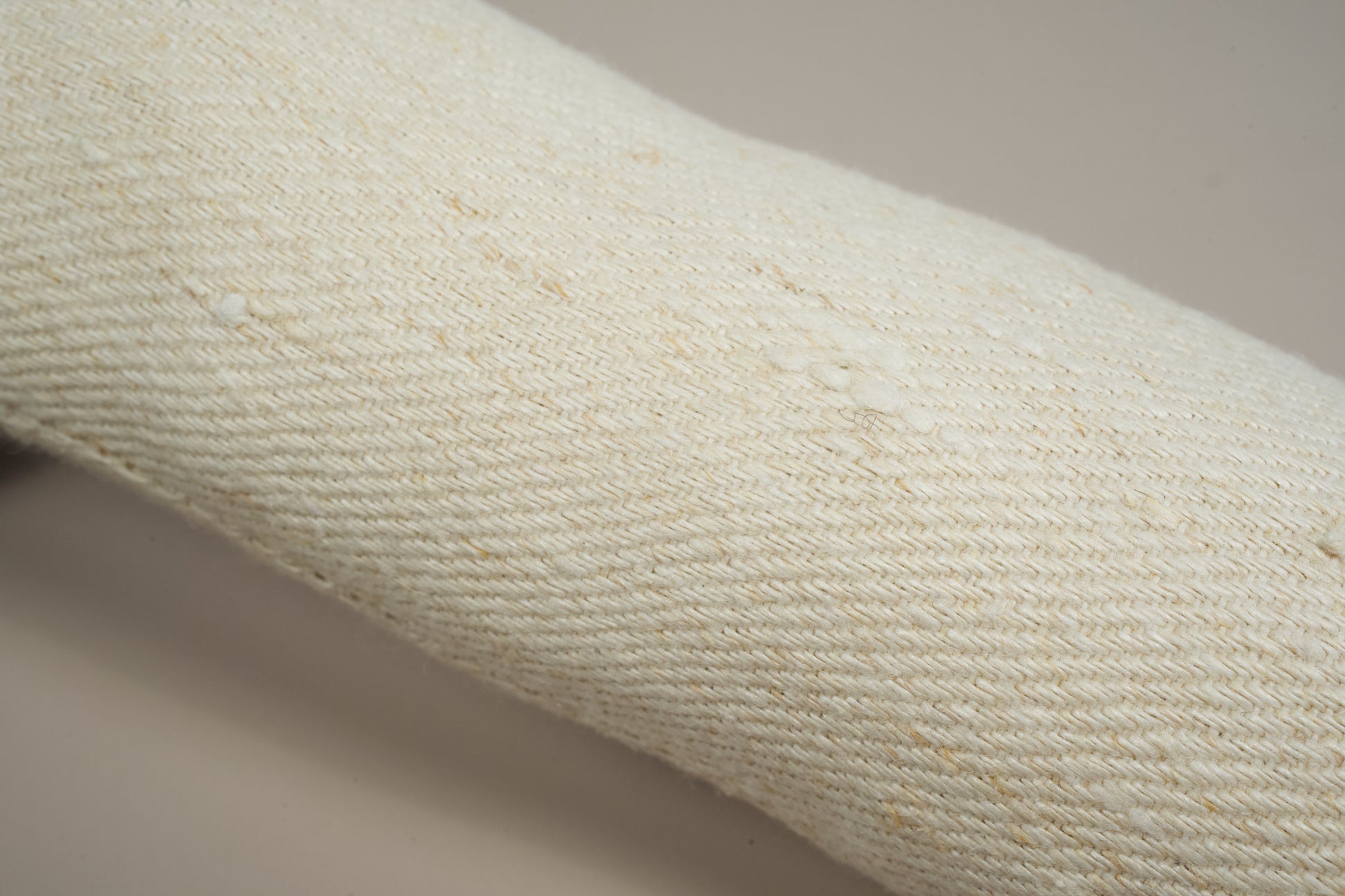 Close-up view of the hemp fabric of the cat kicker. | Vue rapprochée du tissue en chanvre du kicker pour chat.