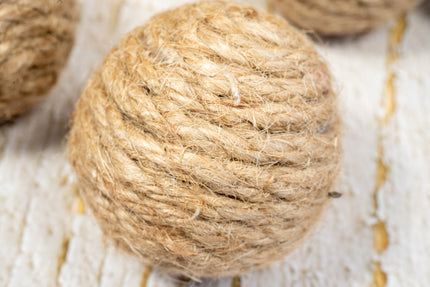 Vue rapprochée des fibres de chanvre de la balle pour chat.