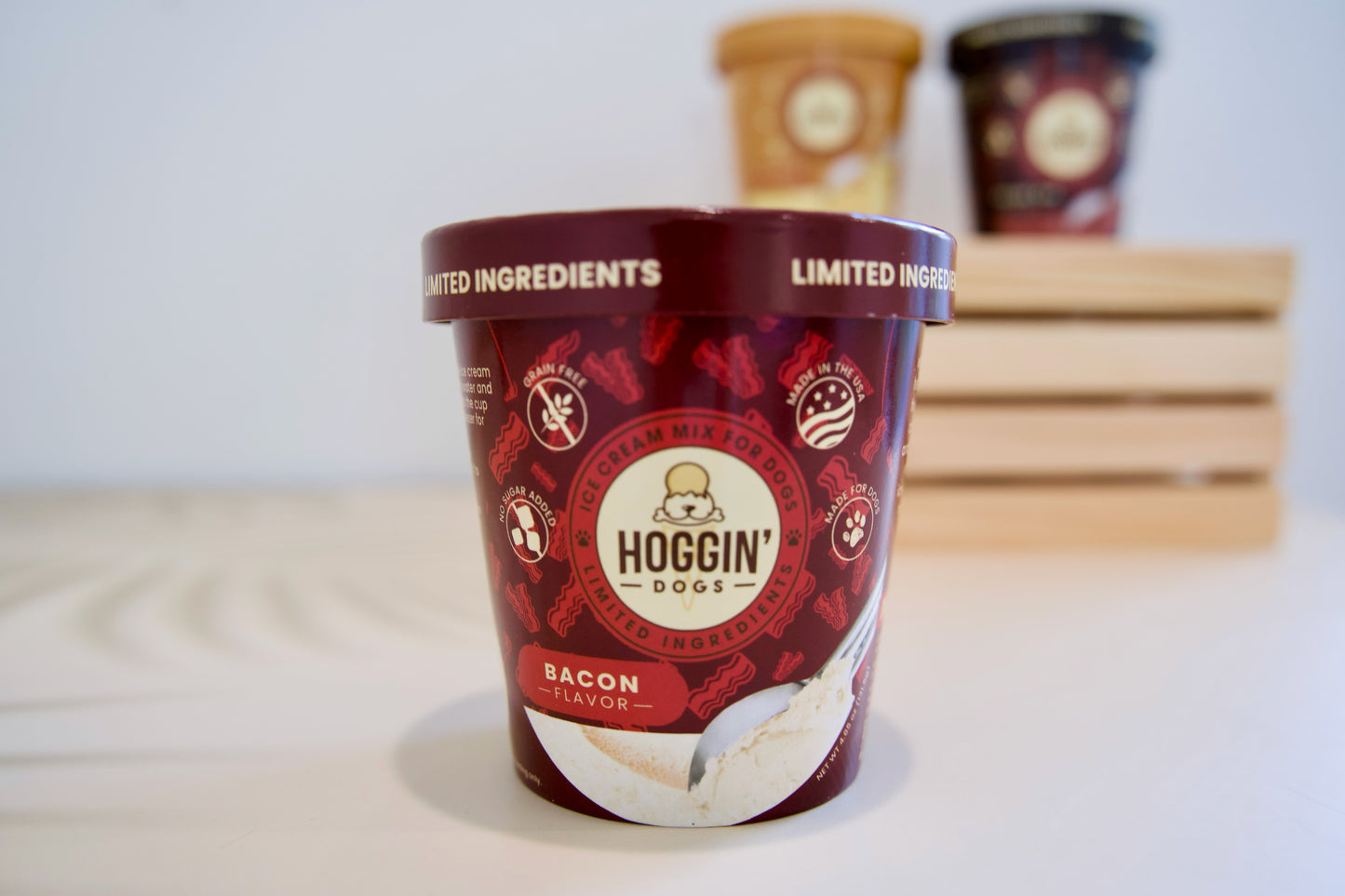 Pot de glace Hoggin' Dogs au goût bacon.