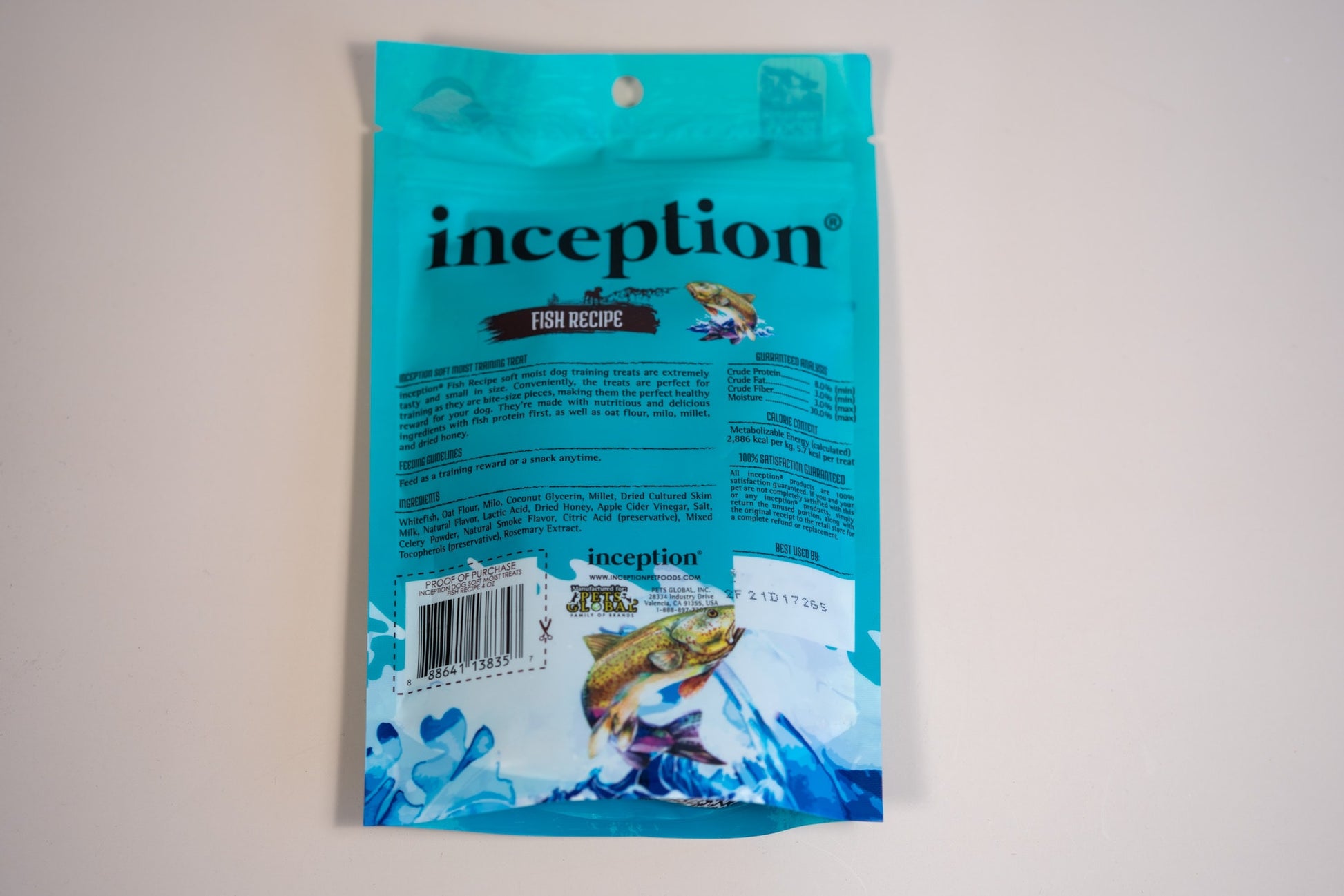 View of the ingredients list and guaranteed analysis of Inception fish recipe dog treats. | Vue de la liste des ingrédients et de l'analyse garantie des friandises pour chien Inception au poisson.