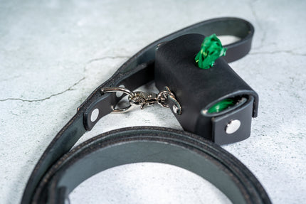 Vu de l'arrière du support de sac à crottes de chien attaché à la laisse en cuir noir.