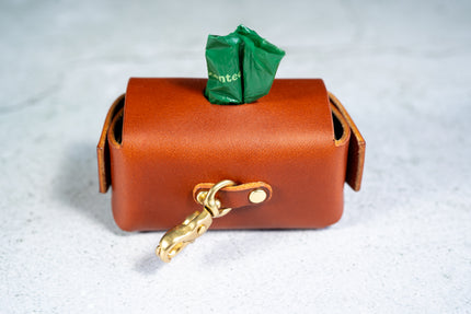 Vue arrière du support de sac à crottes de chien en cuir marron et de l'attache pour la laisse.
